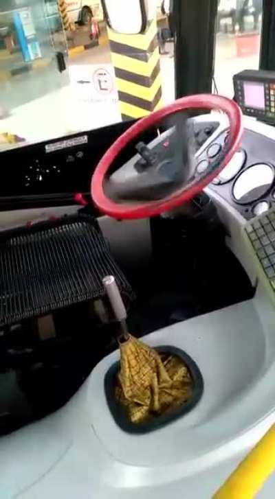 Corrientes: Colectivero urbano muestra la dirección del bondi