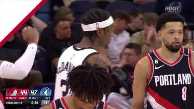 [Highlight] Sharpe switches hands midair to finish around Gobert