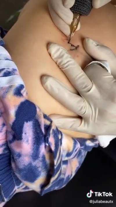 Altes TikTok wo Julia Beautx ihr Tattoo auf die Hüfte bekommt
