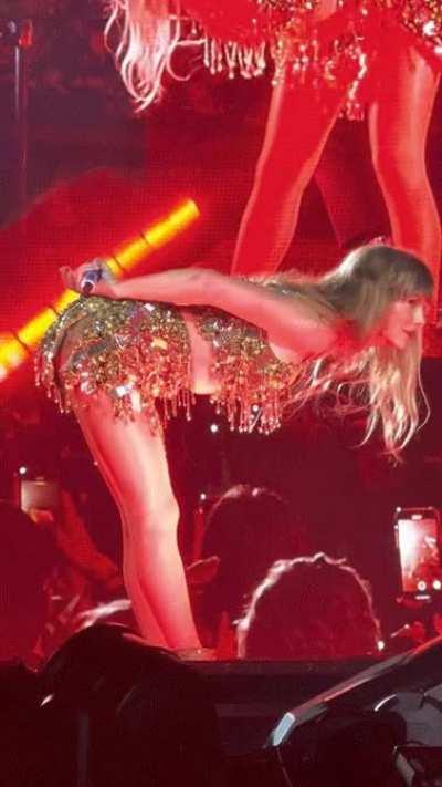 Once again with her pose