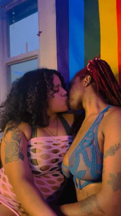 Real lesbian kiss 
