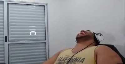 Yo cuando escucho por 192894739 vez un chiste de la mamá el cesar