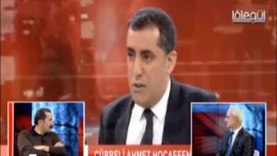 Şu videoyu sonuna kadar dikkatle izleyin. Ateistler dinimizle dalga geçiyor diye köpüren Müslümanlar... Bu adamlar dininizi oyuncak etmiş. Birde kendi söylediğini inkar edip başkasına iftira atıyor. Peygamber kaba işeyip yatağın altına koyuyor? Ulan bunu 