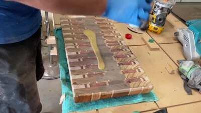 Oiling this chopping board I made 😍