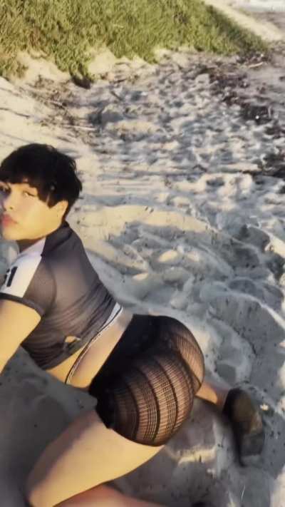 Has anyone ever fucked a femboy at the beach ? Let’s try it 😍