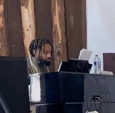 Ele esqueceu que estava na igreja