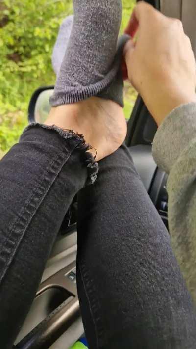 Hope some stranger will come and worship my feet 