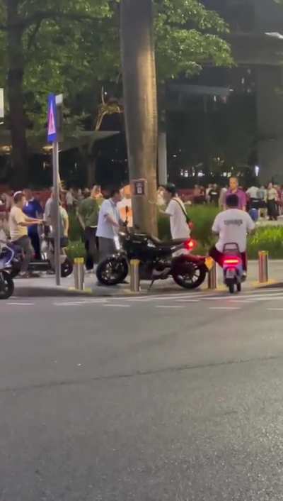 这年轻人是当代英雄啊，连续暴扣。