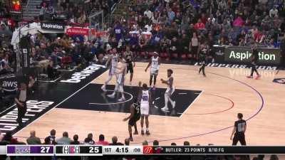 [Highlight] Kawhi Leonard displays a footwork masterclass to hit a fadeaway with the foul.