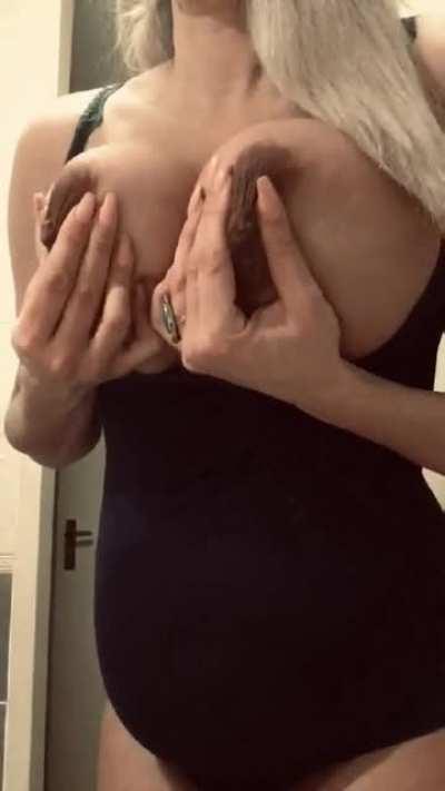 Who wants to help squeeze squeeze me?💧😉