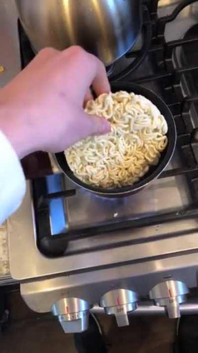 This circle of udon fits perfectly into the pot
