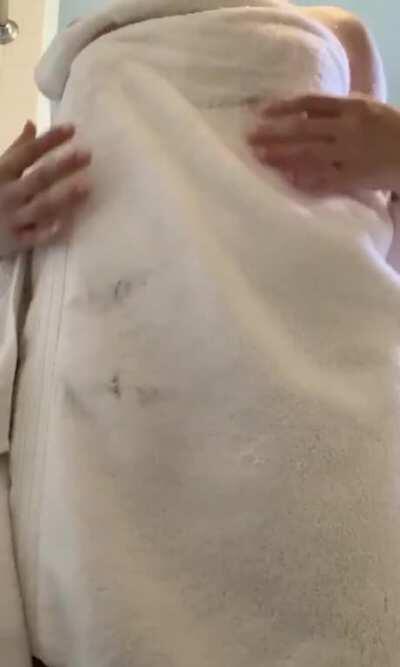 a towel drop for your tuesday 😜(F19)(OC)