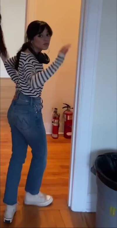 Jenna Ortega - Booty in jeans
