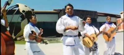 Yo: alv por que esta lloviendo macizo? / Mi vecino: