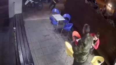 [Uruguay] Off duty cop prevents armed robbery, notice how he was able to shoot without dropping the cone.