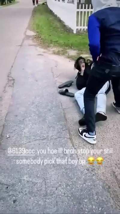 3BK blocc gettin beat out his slides and runnin home in his socks