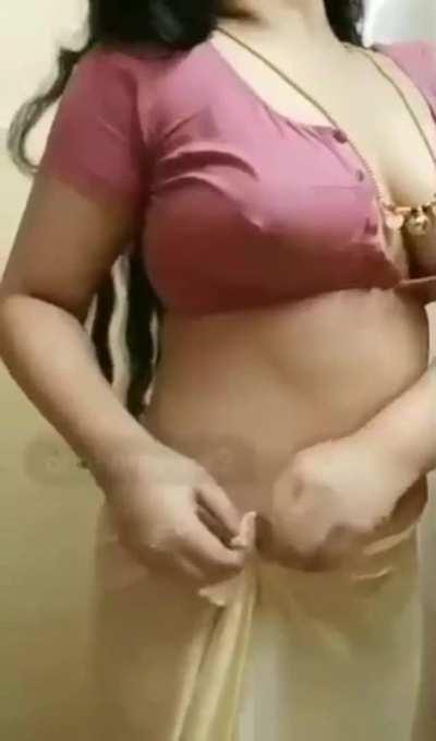 Desi hotwife removing saree and bra💦. Watch the sexy boobs. Check my bio for more