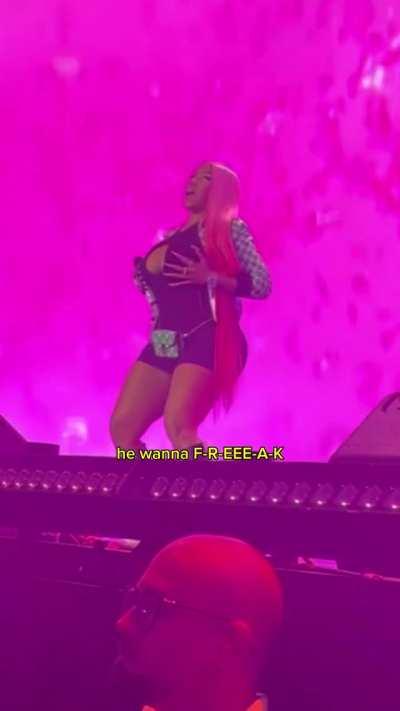 How y'all like Nicki's dancing and twerking?