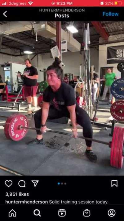 Woman pisses herself while deadlifting and apparently does so regularly