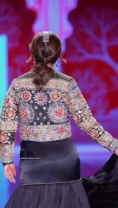 Hina Khan looking so hot meaty