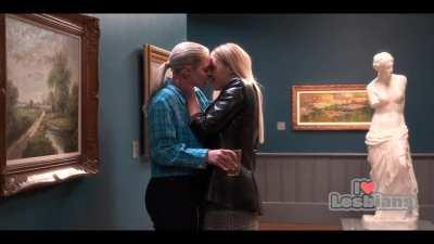 Renee Rapp & Gracie Dzienny (The Sex Lives of College Girls - s02e07) *NO MUSIC*