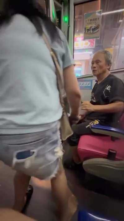 Bus fight over priority seat in Taiwan