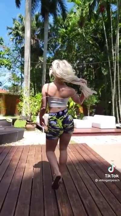 Booty jiggle so much 💦