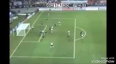 Já que na Argentina, querem tratar o jogo de ontem como o maior roubo da libertadores. Vamos relembrar um dos maiores roubos (senão o maior) para time argentino. Foram dois pênaltis não marcados e dois gols mal anulados