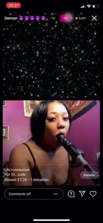 5M0ÔV33 GRöòv333 fucking this machine on live at midnight go follow her