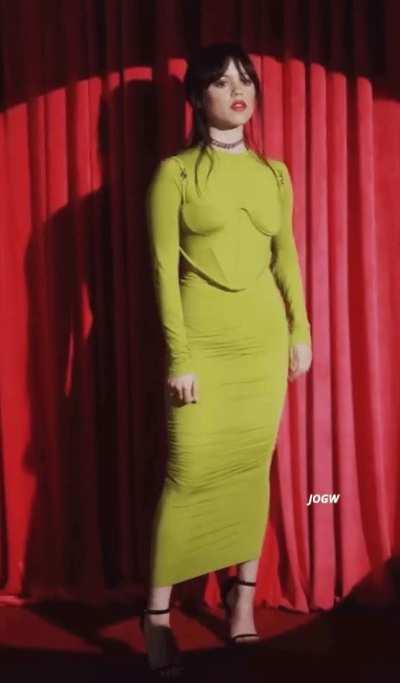 Mommy looks so curvy and sexy in this tight dress 😍