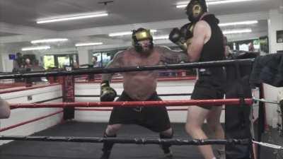 Man detaches own biceps during boxing training