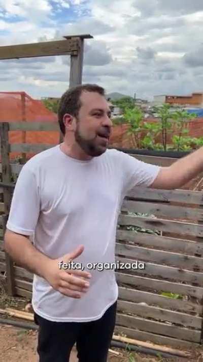 Ganhar prêmio por armazenar água da chuva, pqp, imagina os concorrentes, devia ter cada ideia 