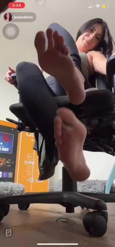 @jessedelrio under the desk