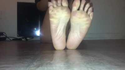 Supreme feett talking, showing soles and cracking toes