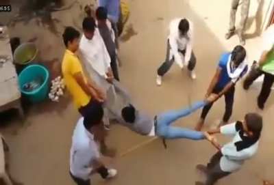 Hindistan'da çocuk tacizcisine verilen sopa dayağı