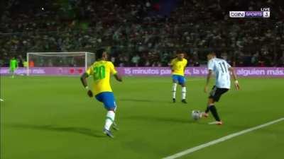 Di Maria nutmegs Vini Jr