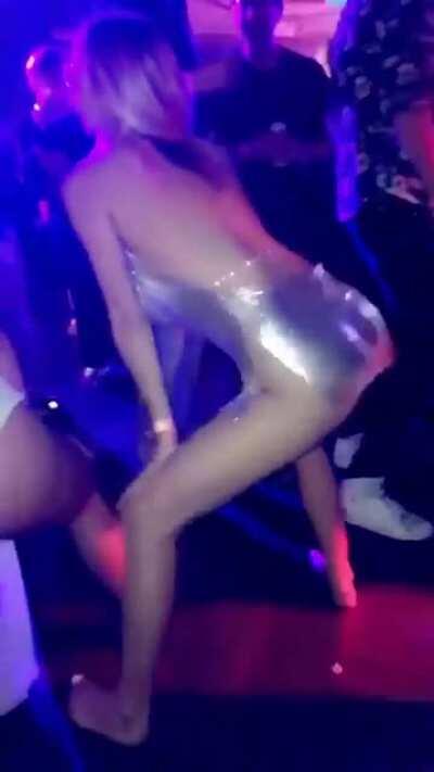 Twerking in The Club Without Panties