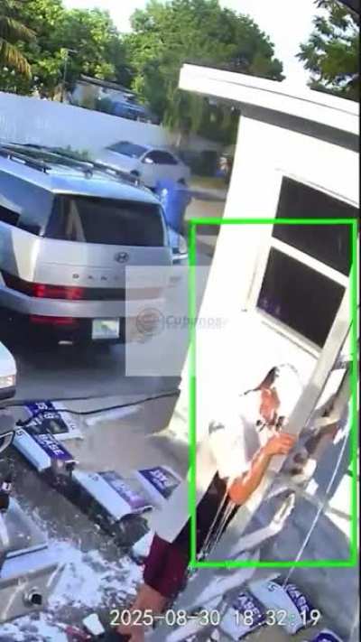 forgetting that there is paint on the ladder😑😑