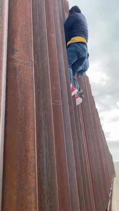 La vida es un riesgo carnal.. fuck that wall. Good morning guys hope you have a good sunday