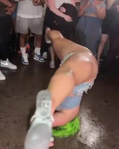 🇨🇦🔥 (@nicki.poison)