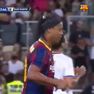 Barcelona legends [1] - 0 Real Madrid legends - Ronaldinho's penalty kick goal