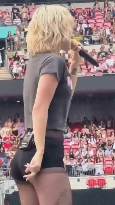 The way she moves her sexy body is too good🥵🥵