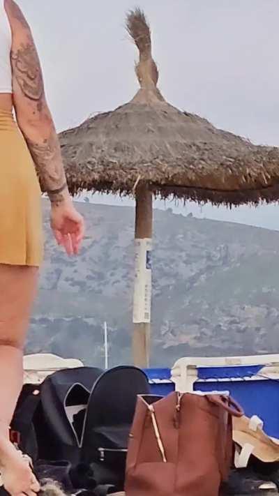 Caught public, upskirt pussy at the beach