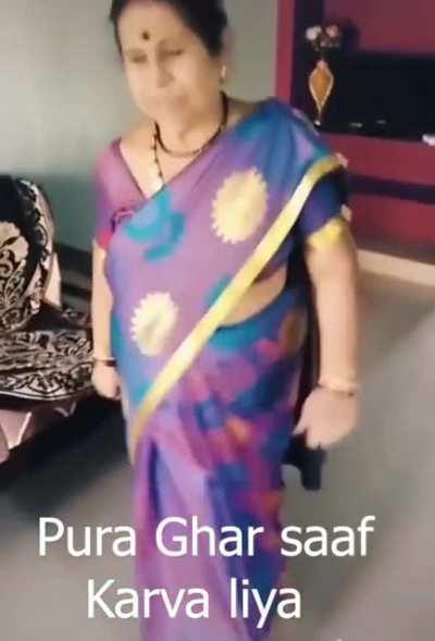 Title ghar saaf kar raha hai