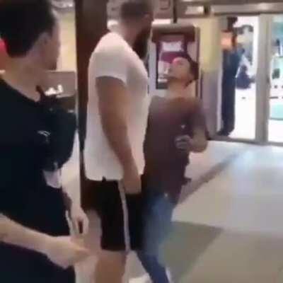 Esse Luba, sempre se esbarrando com eetranhos