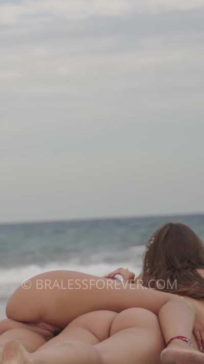 Agatha and Ellie head to beach ❤️