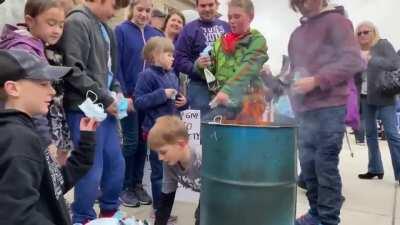 Parents encouraging kids to burn masks on Idaho Capitol steps