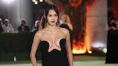 Lovely jiggling tits of Olivia !!!