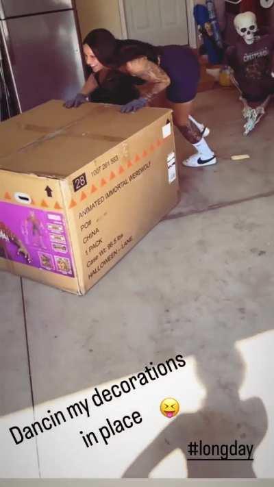 erika_m_33 moving boxez (Hoopz sis o.f. is playpeeking)