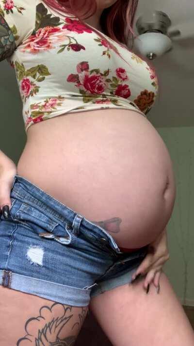 Got some fun outfit videos going up this week on OnlyFans. Come watch me squeeze into my tiny pre pregnancy clothes 😈
